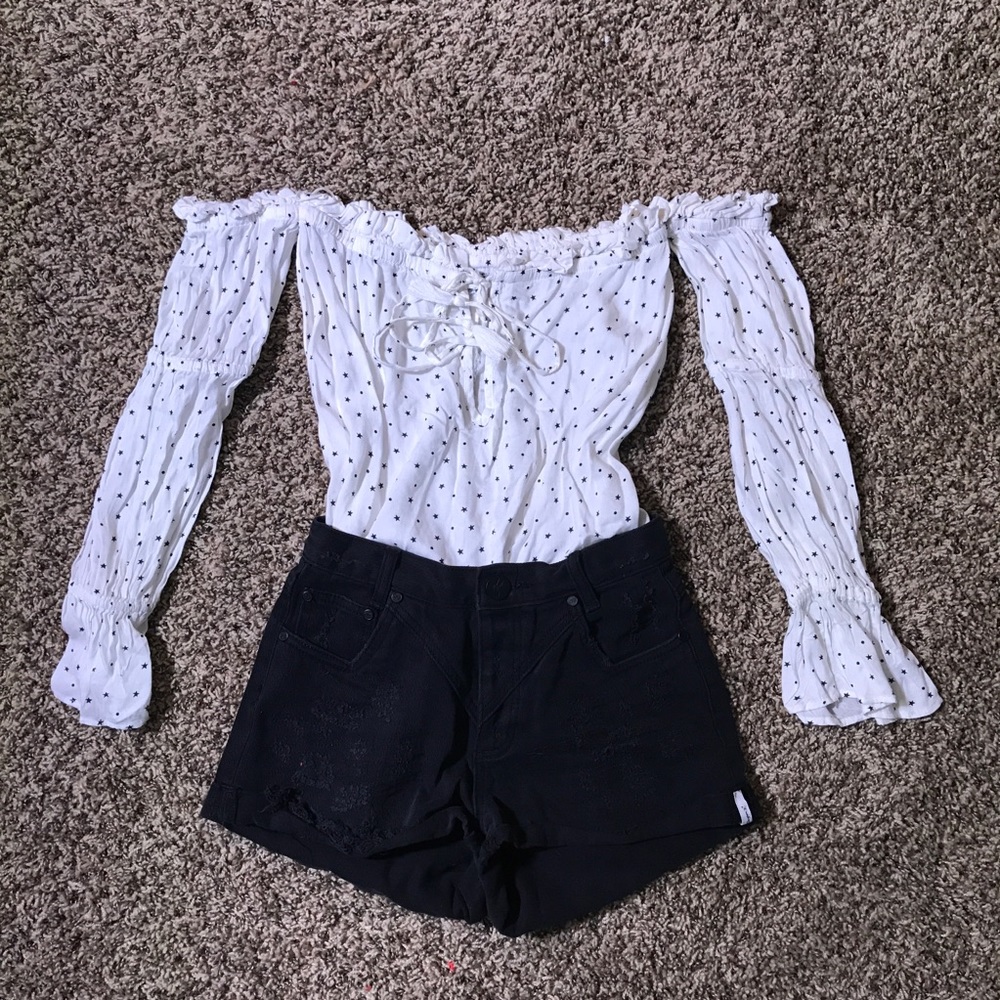 Off the shoulder star printed long sleeve shirt!